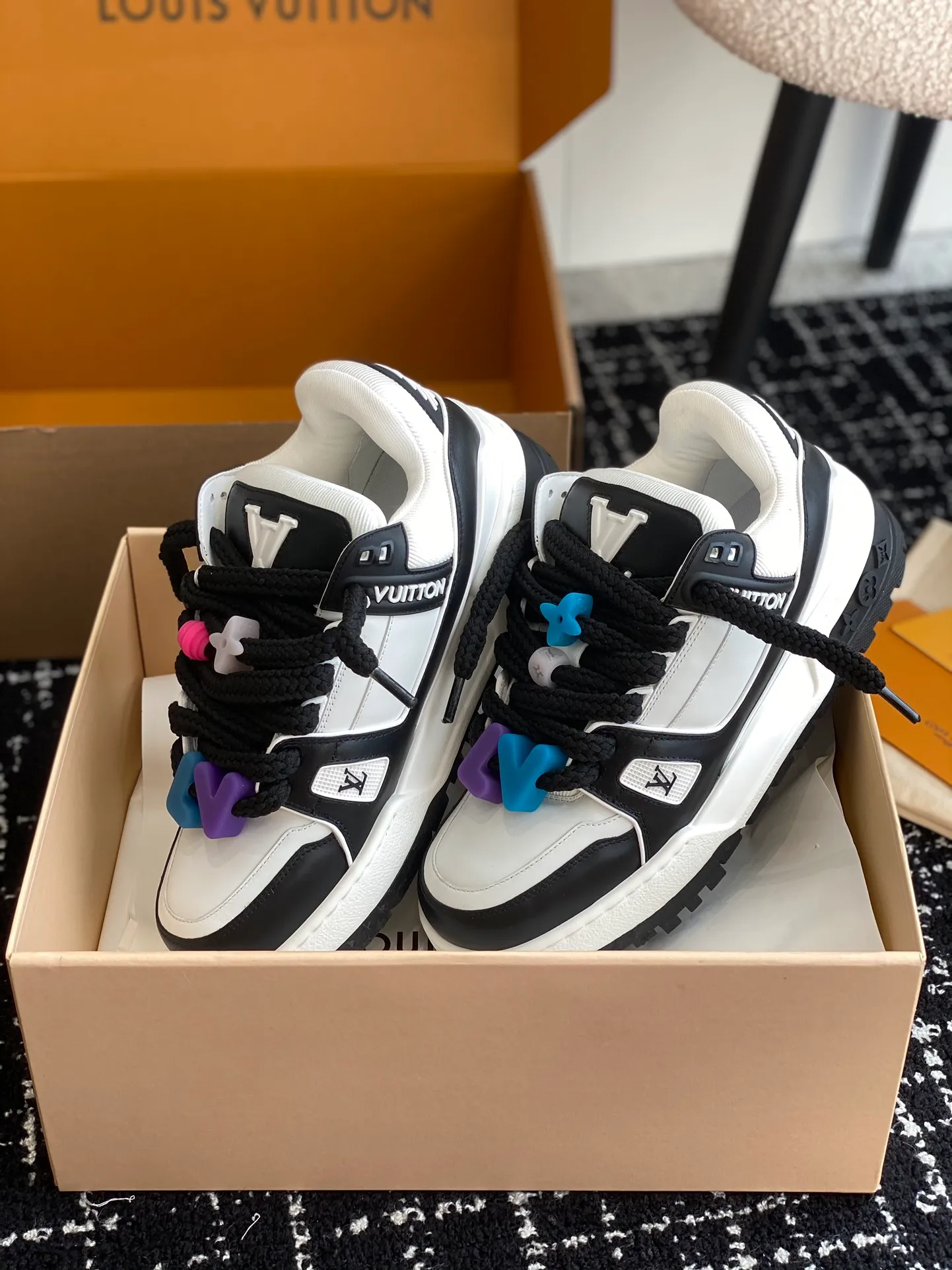 👟👟Ex-factory price 840👟👟 The latest upgraded version of lvtrainer Little Fatty 2023 is the same as the original version. Exclusive mold opening. Market ceiling level. Welcome to compare. At the Louis Vitton 2023 show, the new Trainer was unveiled. The new shoe style did not change much in the upper design, but the shoe shape became wider. Thicker and larger tongues replace the original visual effect. Since the launch of Lanvin bread shoes, this fat shoe style has become more and more popular!  Select imported calfskin/denim splicing/Yangjing material, exclusive molded outsole fasteners, decorative accessories can be removed at will!  Size: #35-45 (⚠️40 for women, 45 for men, customization is non-refundable)
